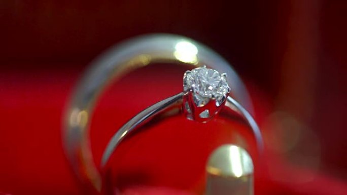 红色背景上的结婚戒指。