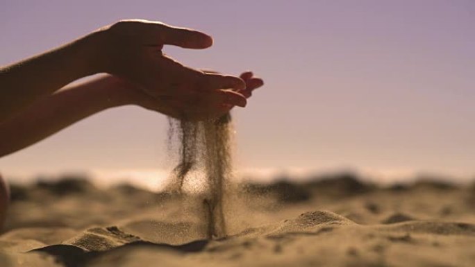 日落时手里拿着沙子