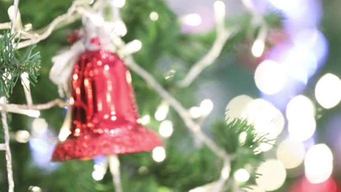 圣诞树上有礼品盒的快乐新2018年和装饰品