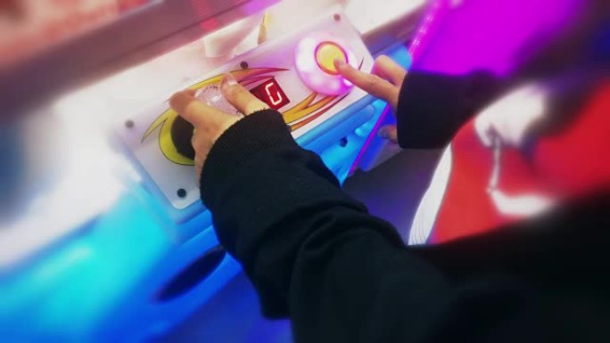 手玩起重机游戏机上的操纵杆和按钮。
