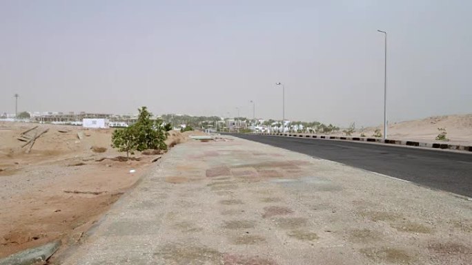 沙姆沙伊赫市的道路，被沙漠包围。延时