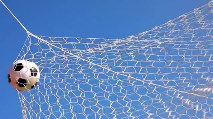 足球击中蓝色的网