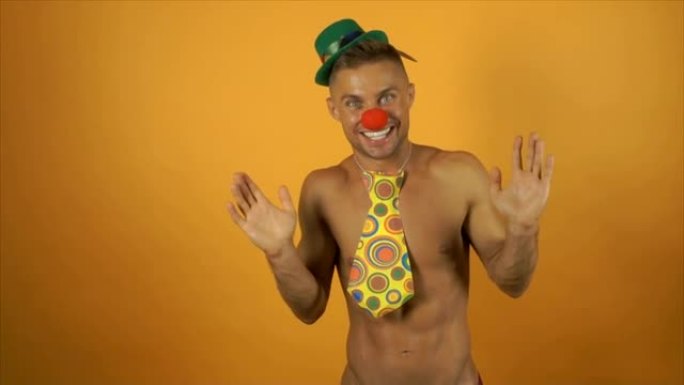 性感有趣的小丑没有穿衬衫。
