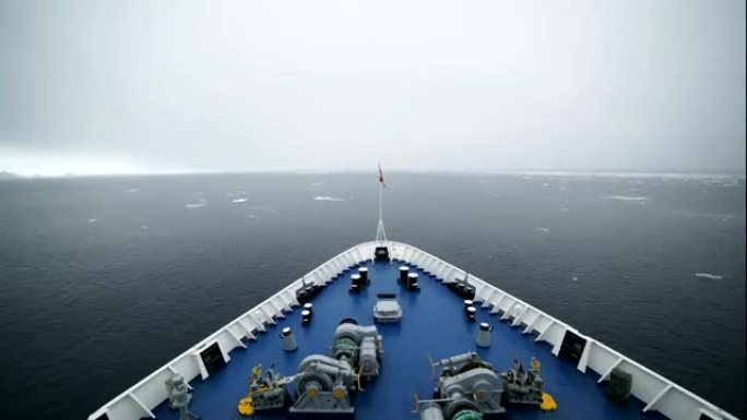 延时: 进入南极半岛勒梅尔海峡的游轮