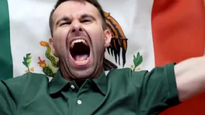 墨西哥球迷庆祝举着墨西哥国旗慢动作，4k，高品质