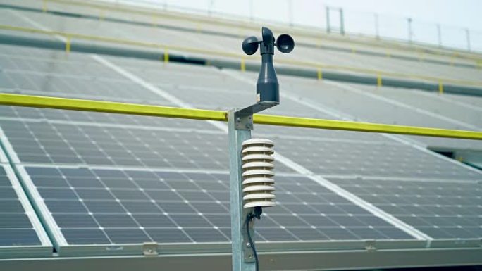 用于测量风速背景太阳能电池的气象站。