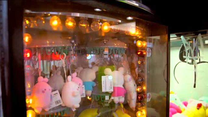 彩色日本游戏自动售货机，带闪光灯