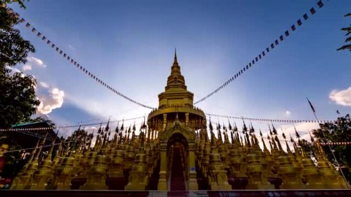 夕阳和云移动在Wat Pasawangboon宝塔，泰国萨拉布里。