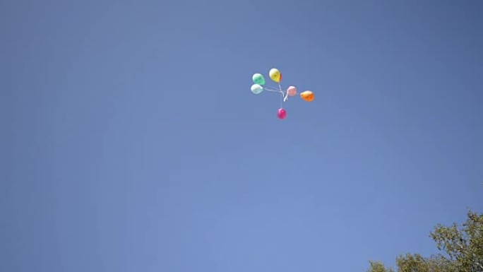 彩色气球飞向天空