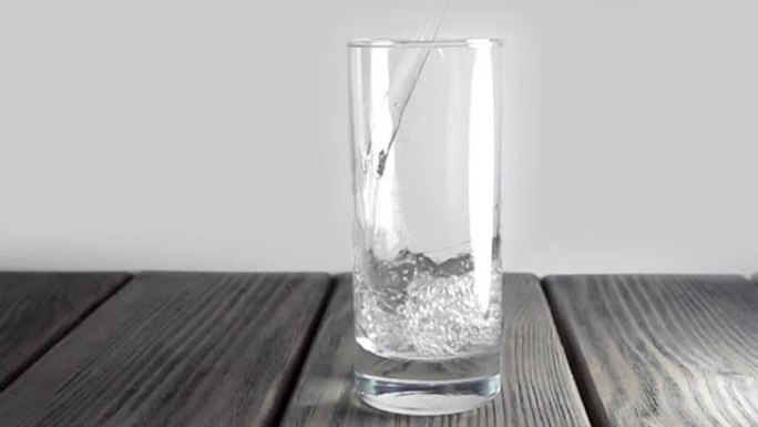 水倒入玻璃中。慢动作