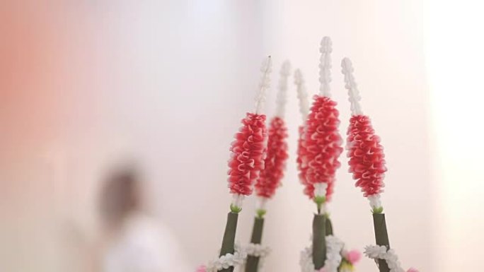 泰国传统婚礼设置花环花装饰。