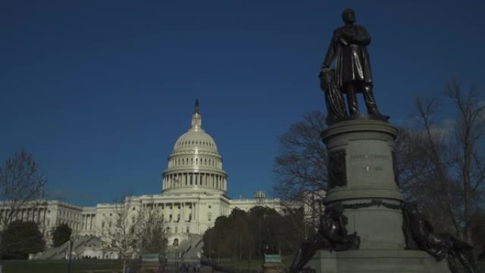 美国国会大厦西部，詹姆斯·加菲尔德 (James A. Garfield) 雕像在华盛顿特区的前景