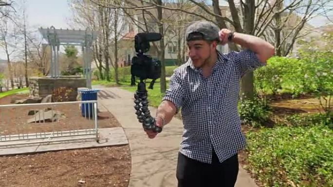 千禧一代Vlogger在附近散步时与相机交谈