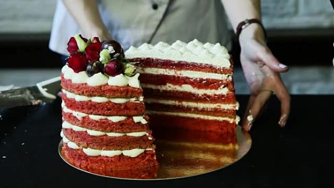 糖果制造商显示红色装饰蛋糕分为两部分