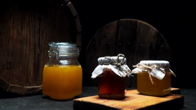 蜂蜜罐和木桶