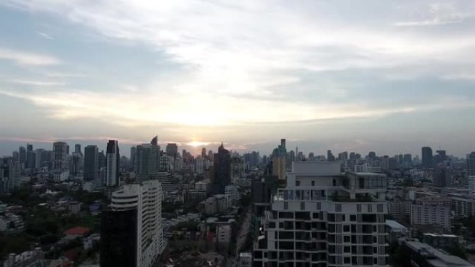 日落时城市景观上的空中交通城市场景