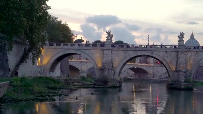 意大利罗马有很多人的桥的景色