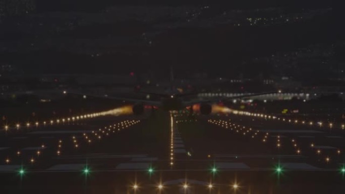 夜间从机场起飞的飞机