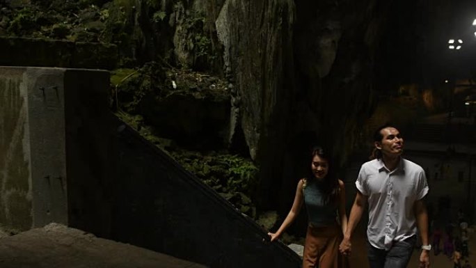 夫妇参观马来西亚吉隆坡附近的黑风洞