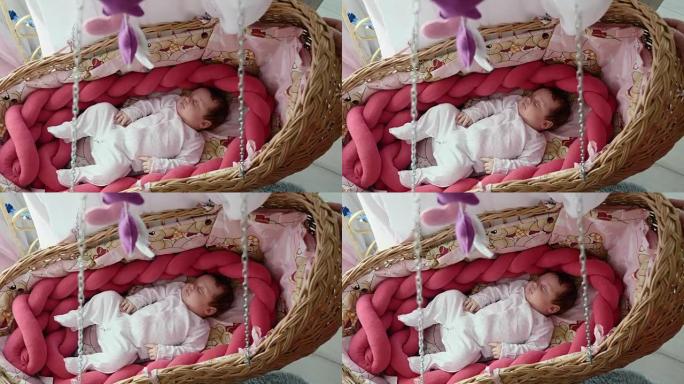 可爱的新生儿睡在摇篮里