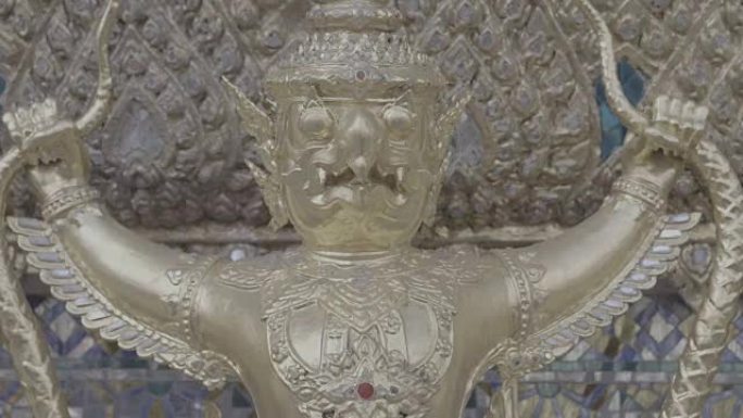 装饰金色人物环绕泰国曼谷瓦帕考寺的外部机器人; 慢动作