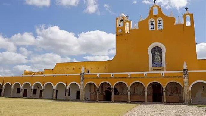 墨西哥伊扎马的圣安东尼奥德帕多瓦圣方济会修道院的主要拱廊和教堂入口/ Yucatán