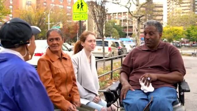 黑人家庭与白人少女挂在布朗克斯广场上的坦率视频
