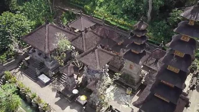 绿林背景上的巴厘岛神庙鸟瞰图。