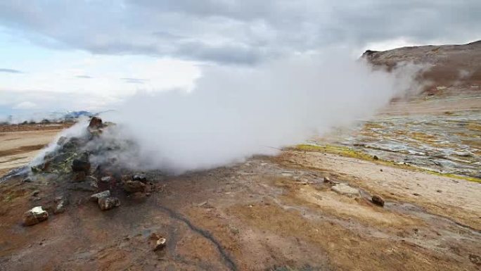 冰岛间歇泉的喷发。红色土壤，就像火星的表面