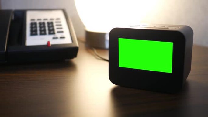 桌上的绿屏现代数字闹钟