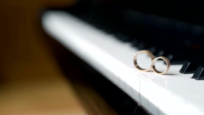 钢琴和结婚戒指