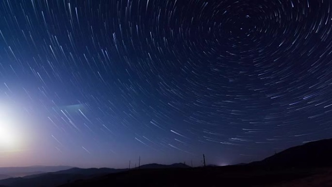 夜空上星星的痕迹，长时间曝光。