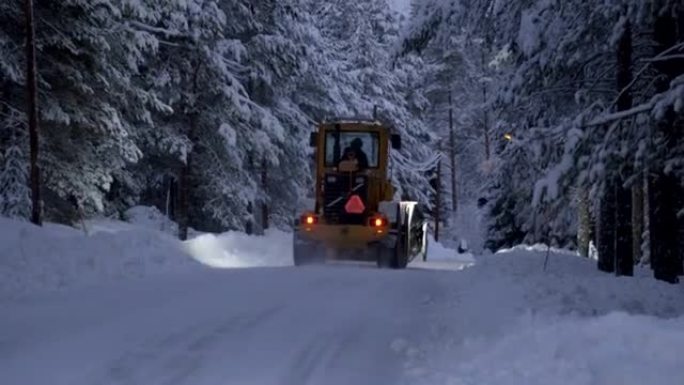除雪。森林大雪后，拖拉机清除了道路