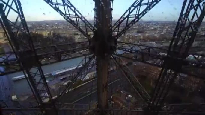 埃菲尔铁塔升降机将乘客带到巴黎的观景台
