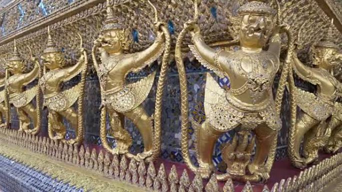 装饰金色人物环绕泰国曼谷Wat Phra Kaew寺的外部机器人