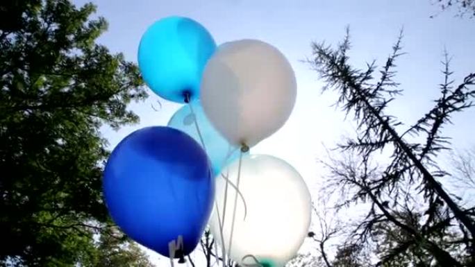 天空中的蓝色气球