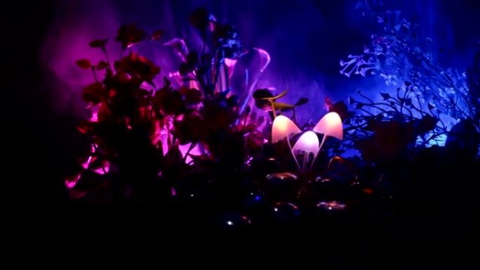 神秘黑暗森林中的三个幻想发光蘑菇特写。美丽的魔菌或三个灵魂迷失在阿凡达森林的微距镜头。雾背景上的仙女