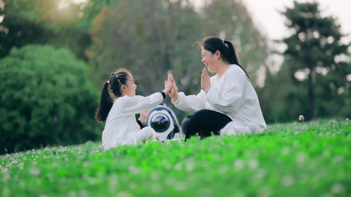 亲子互动母女户外踏青幸福瞬间