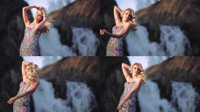 肖像。美丽性感的女孩穿着裙子在下午在晴朗的天气里对着瀑布摆姿势