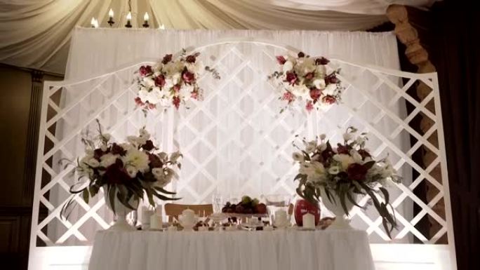 婚礼大厅装饰的内部为客人准备。漂亮的仪式和婚礼房间。婚礼概念。豪华时尚婚礼接待紫色装饰昂贵的大厅。婚