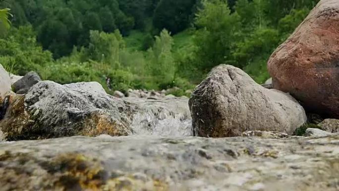 高山上的一条野河
