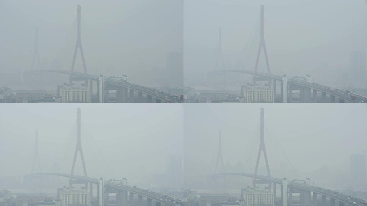 4K: 浓雾中的桥梁高架交通
