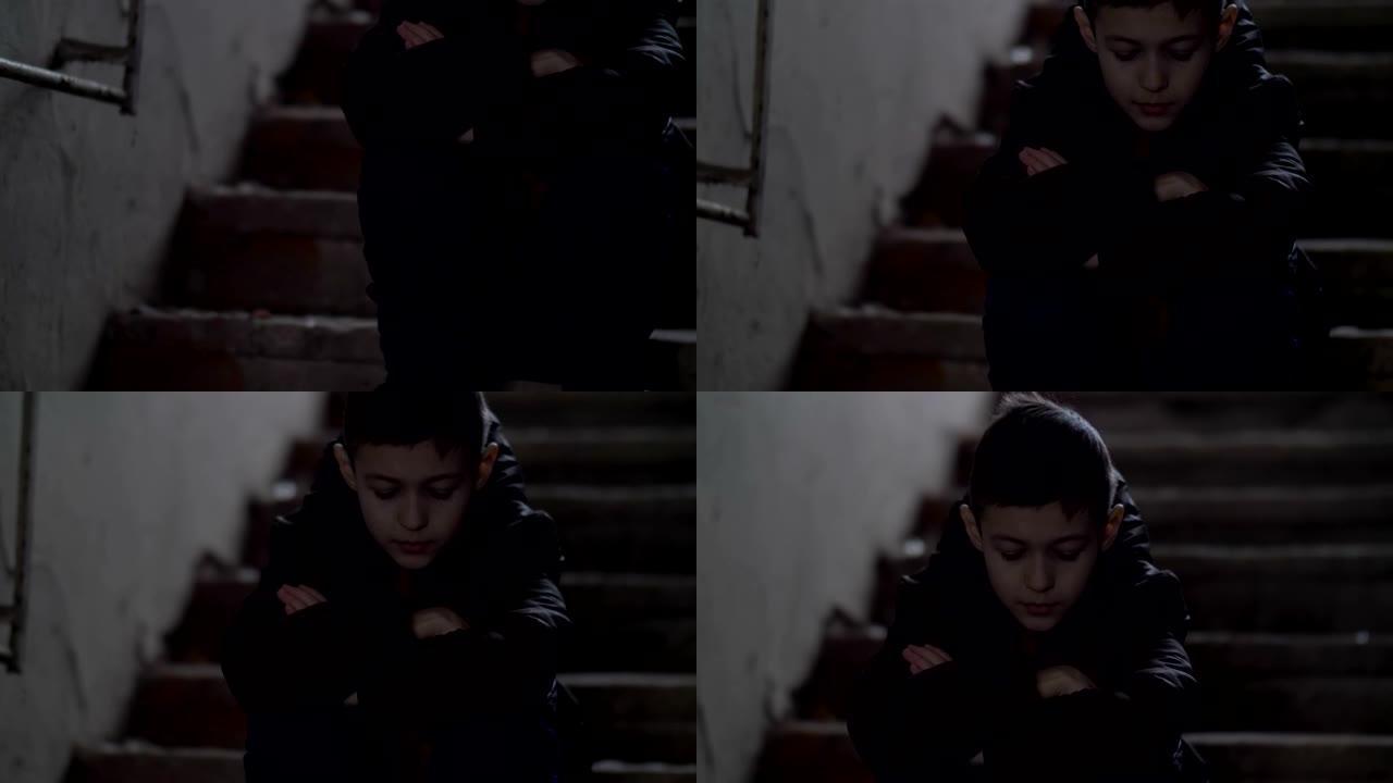 男孩独自一人坐在破旧的拆迁房屋中，对事件感到遗憾，天气寒冷