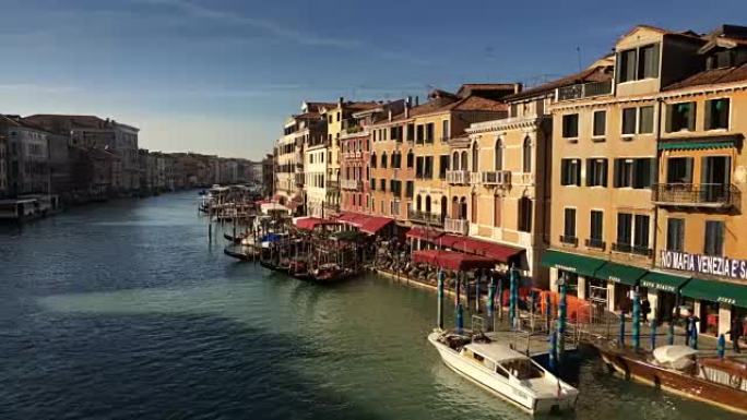 从意大利威尼斯的里亚托桥看大运河