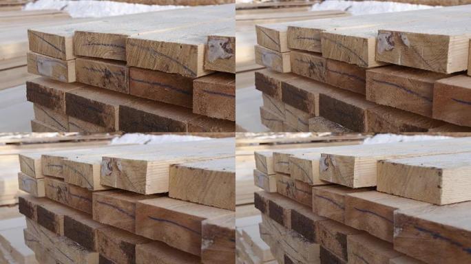 堆放在木制品生产院子里的包装木板