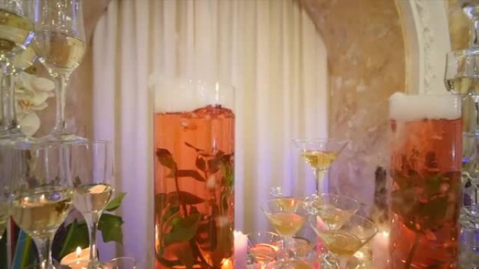 酒杯和不同的饮料，酒杯和香槟在自助餐桌上，红酒在玻璃杯中，香槟在玻璃杯中，自助餐桌上有酒精