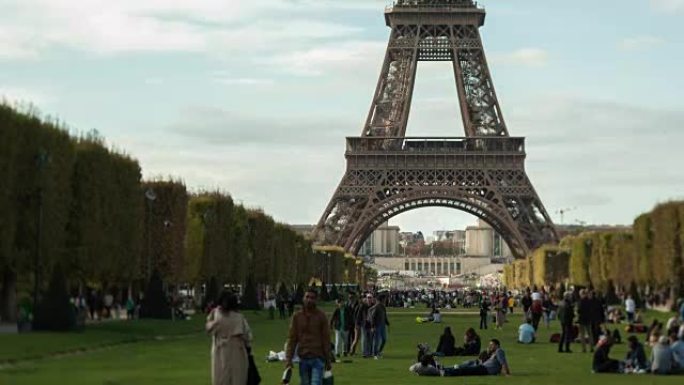 在法国巴黎的Champ de Mars的绿色草坪上，人们的时光倒流