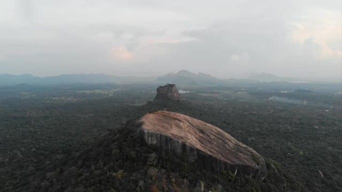 日落时分，斯里兰卡最著名的两个地方在pidurangala和sigiriya rock上空进行电影空