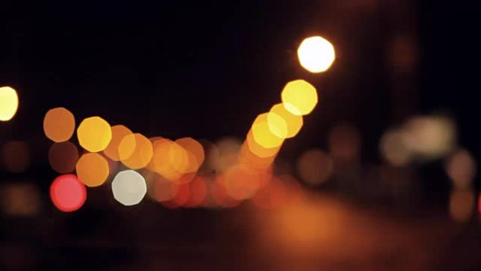 夜间行驶，模糊的汽车和城市灯光