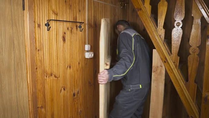 工人在木制室内设置了一扇自制的门
